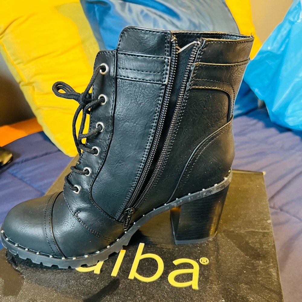 Women block heel boot